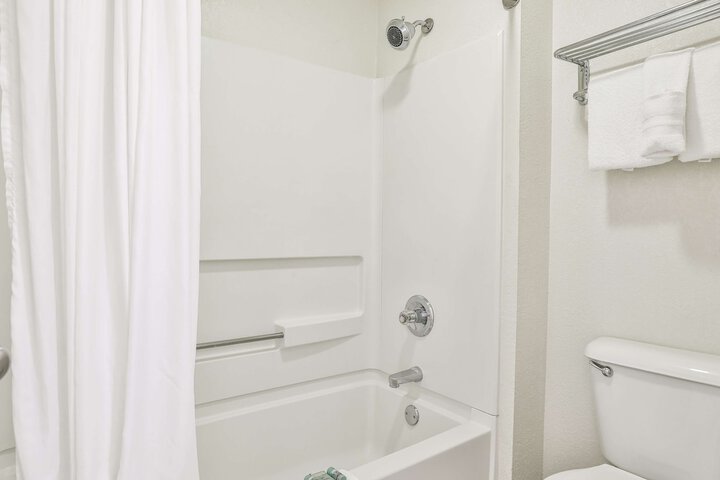 2 Queen Beds High Speed Internet Accessible Coffee Maker, Hairdryer Iron and Ironing Board Full Breakfast (3 of 4)