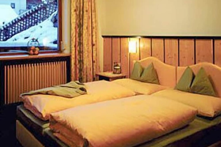 Room 10 of 34