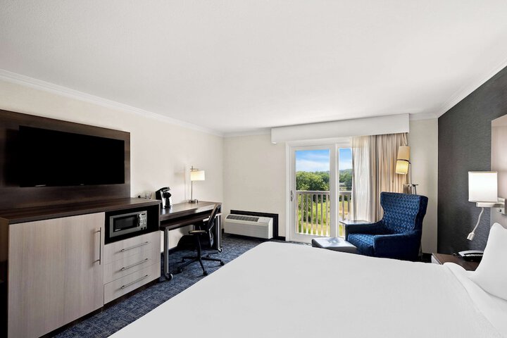 1 King Bed Desk Microwave and Refrigerator WiFi (14 of 24)