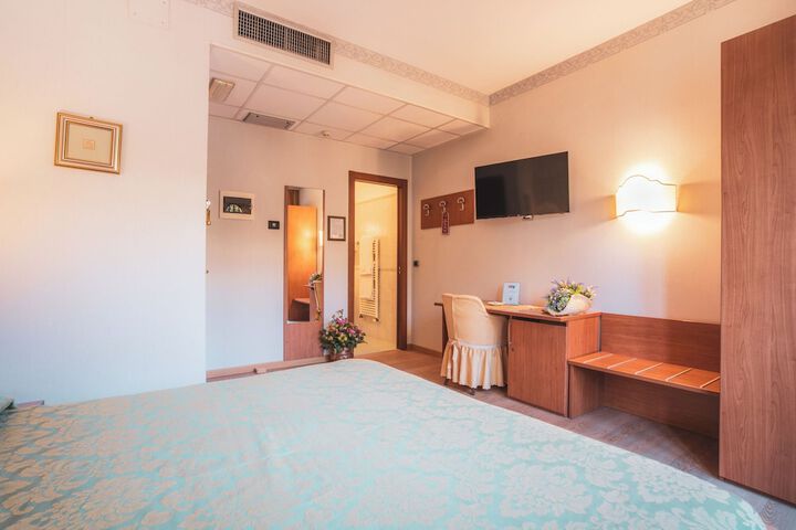 Room 8 of 38