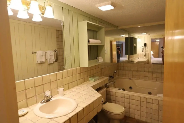 Room 4 of 8