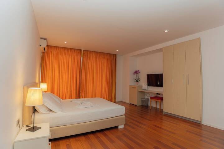 Room 5 of 63