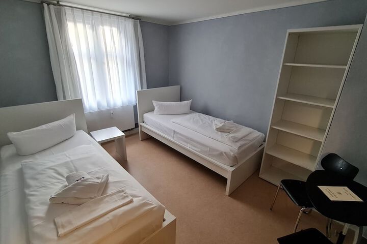 Room 33 of 174