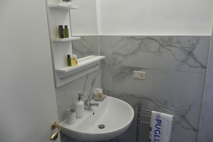 Room 10 of 25