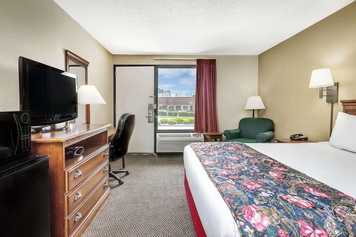 1 Queen Bed Mobility Accessible (21 of 27)