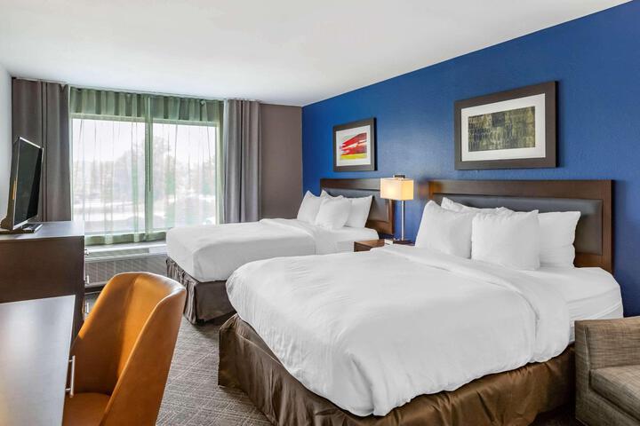 2 Queen Beds (7 of 9)