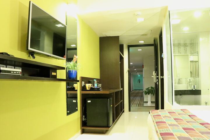 Room 7 of 32