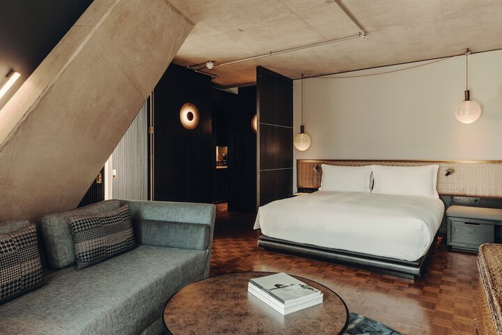 Room 13 of 102