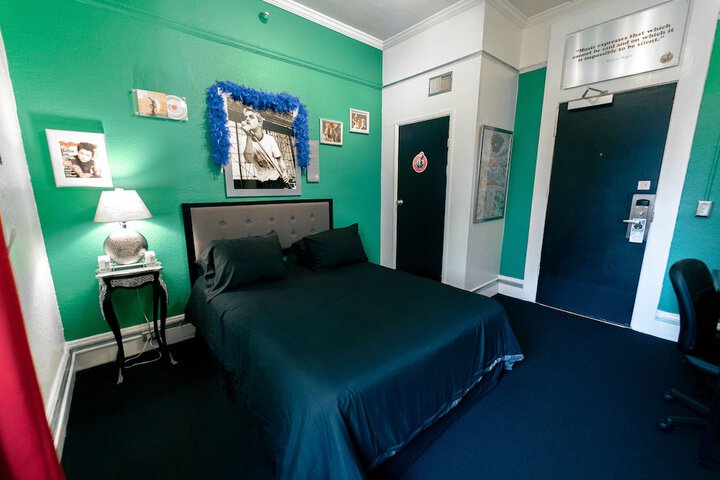 Queen Bed Shared Bathroom (4 of 21)