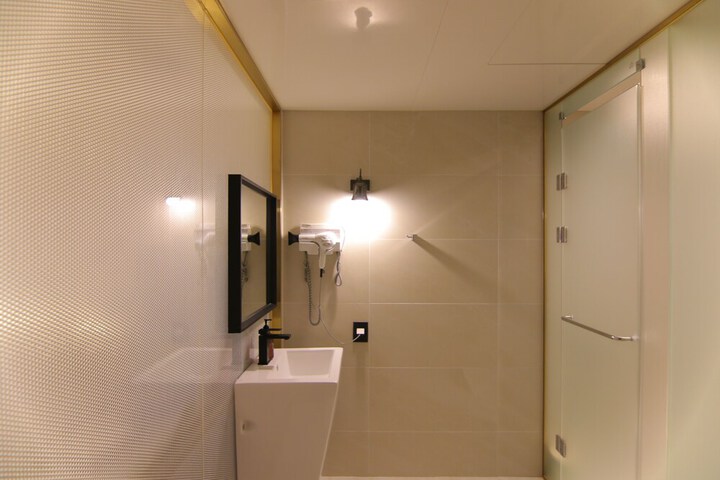 Room 166 of 190