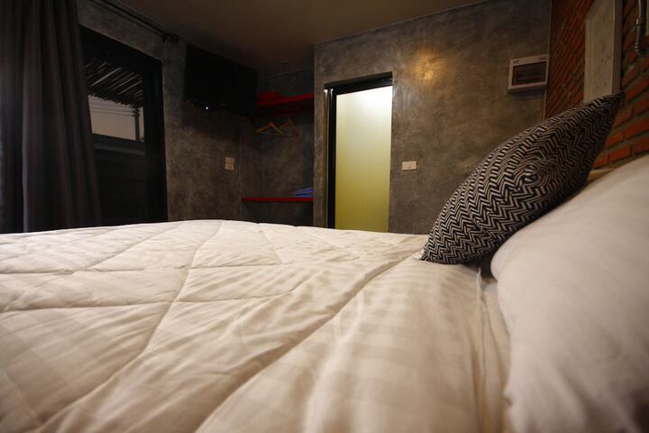 Room 2 of 122