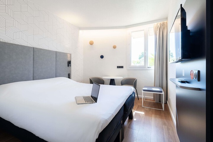 Room 15 of 102