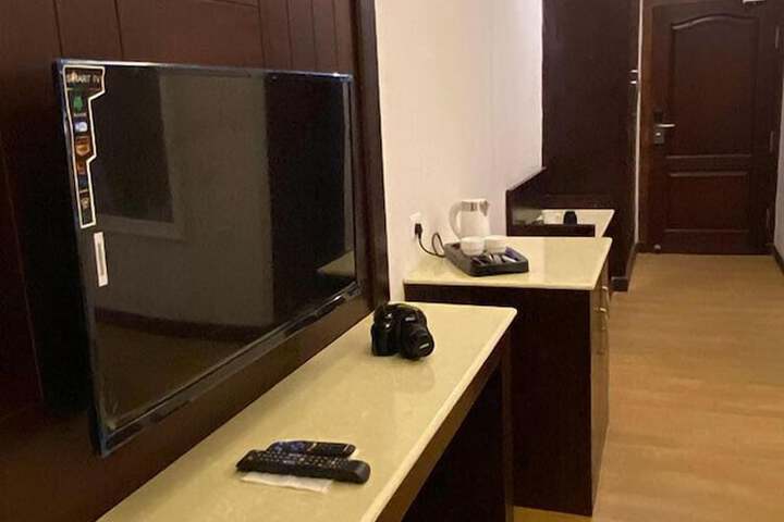 Room 8 of 11
