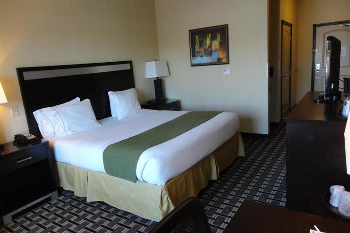 1 King Bed (5 of 15)