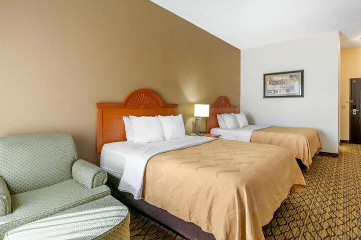 2 Queen Beds (5 of 8)