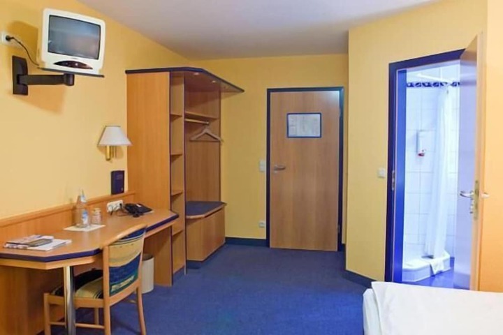 Room 18 of 38