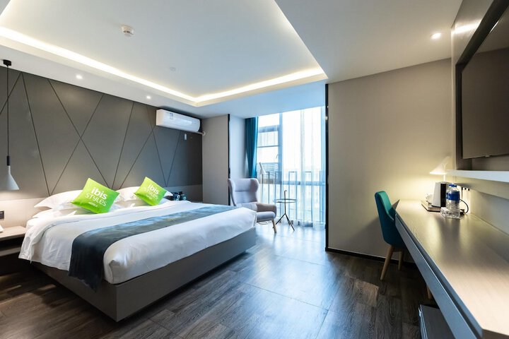 Room 7 of 33