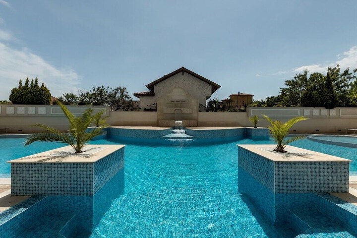 Pool 66 of 102