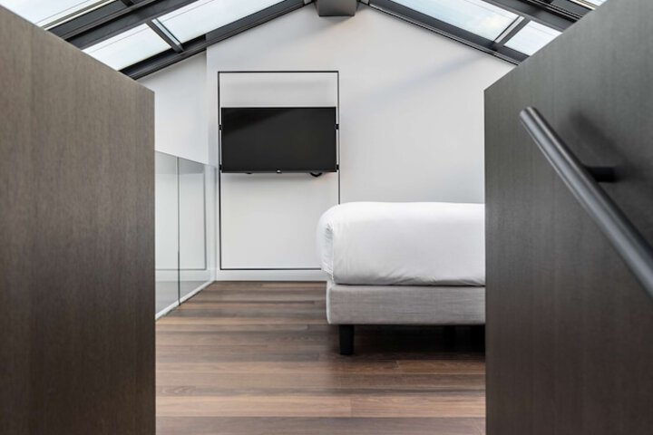 Room 13 of 213