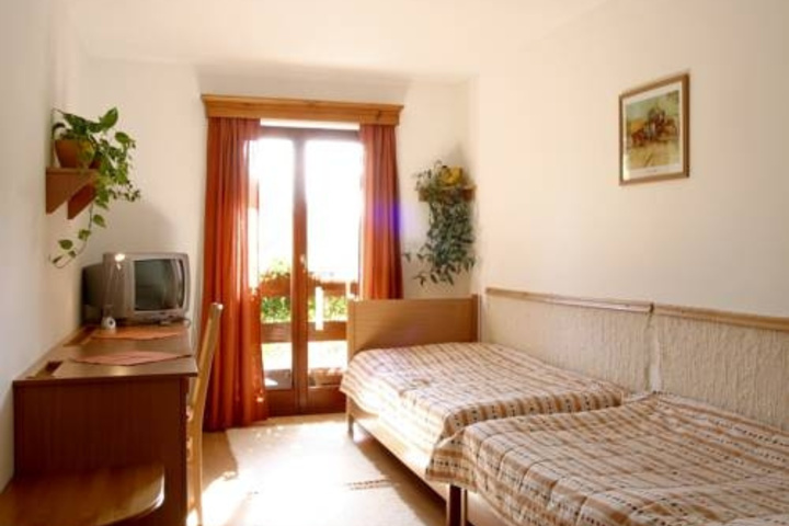 Room 3 of 8