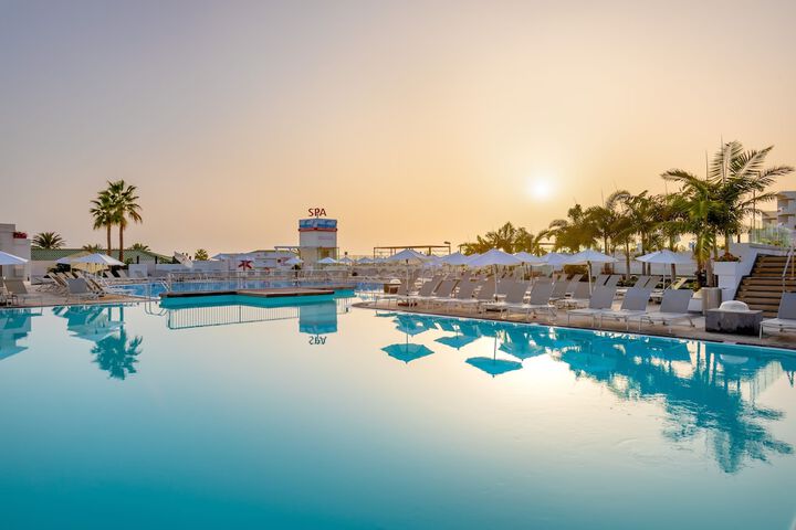Hotel with Pool