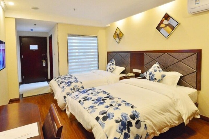 Room 9 of 25