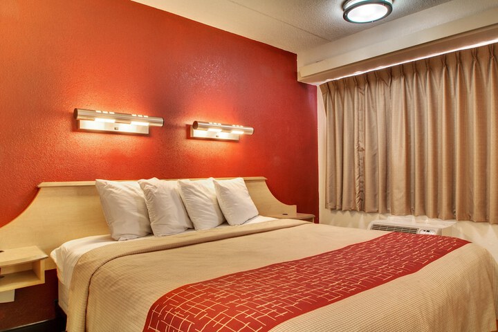 1 King Bed (10 of 11)