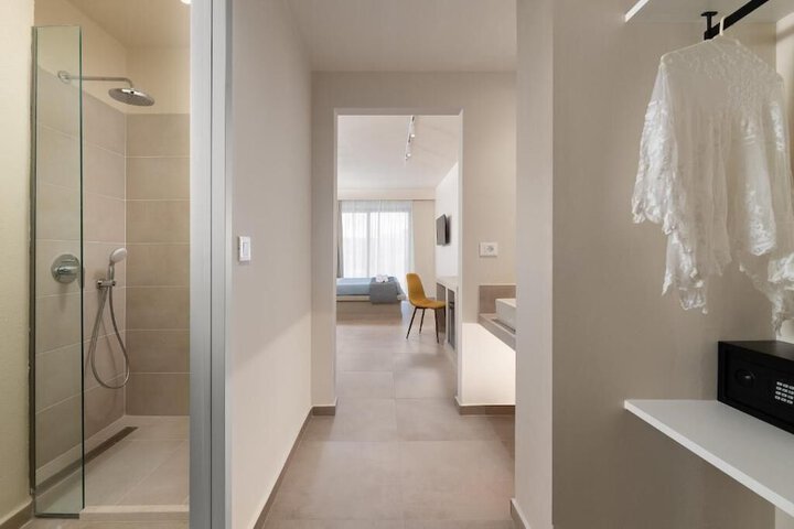 Room 43 of 100