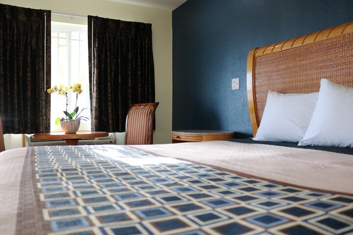 Premium King Bed (9 of 14)