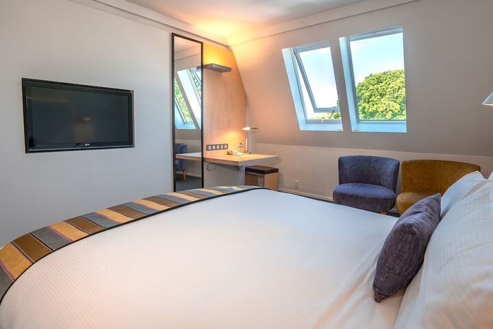 Room 13 of 42