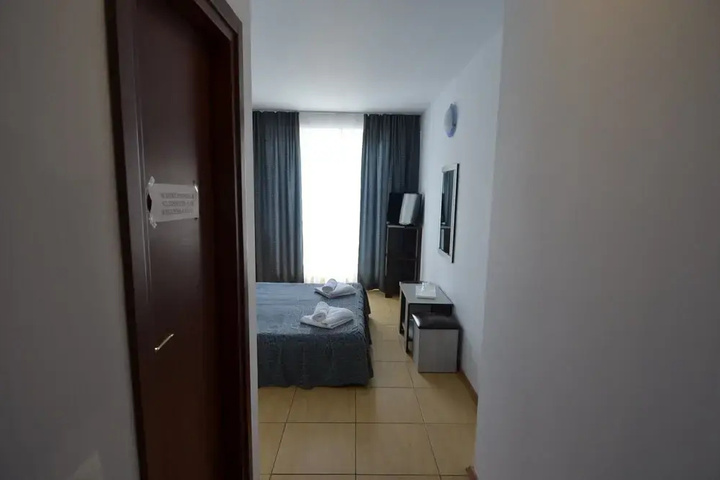Room 7 of 12
