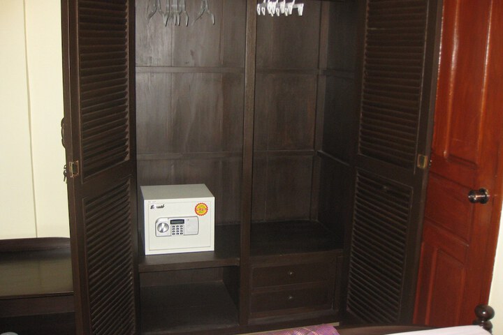 Room 9 of 32