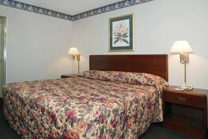 1 King Bed (1 of 14)