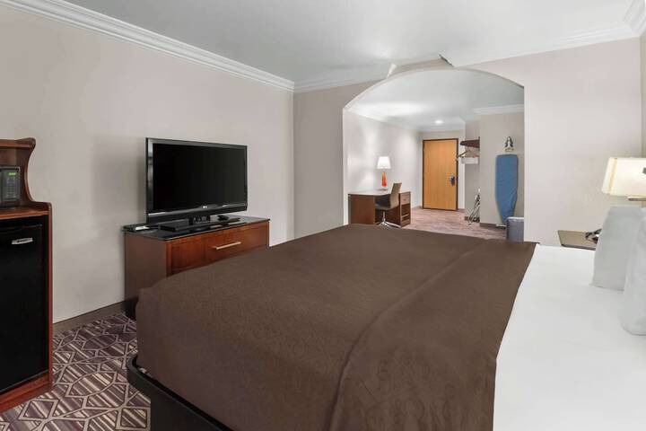 1 King Bed Microwave and Refrigerator Full Breakfast (18 of 19)