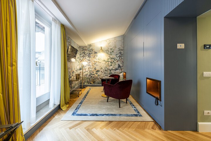 Room 12 of 76
