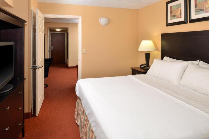 1 King Bed (5 of 16)