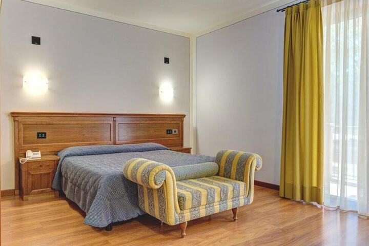 Room 11 of 32