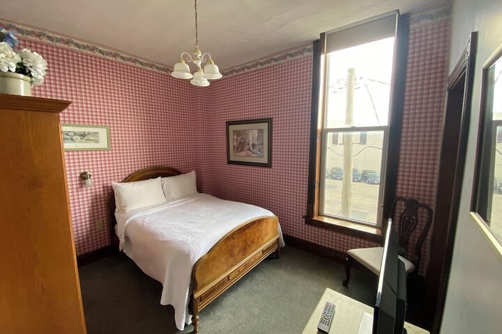 Basic Room 1 Double Bed Bathtub (4 of 10)
