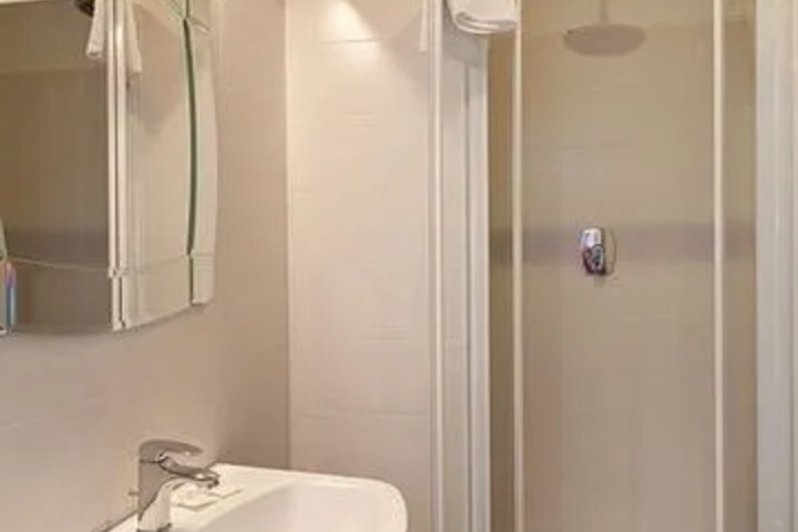 Room 6 of 8