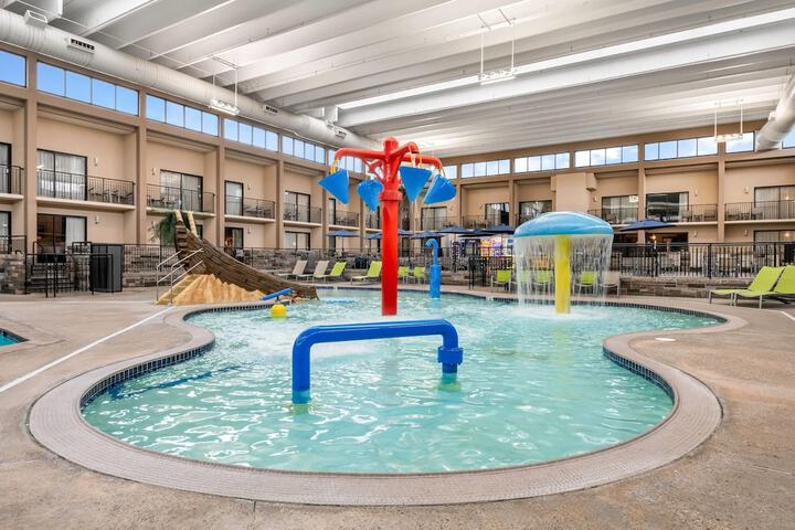 Swimming pool at Wyndham Bloomington - Mall of America