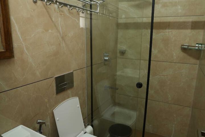 Room 5 of 16