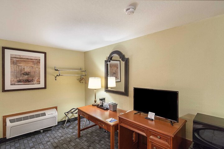 1 Queen Bed (18 of 18)