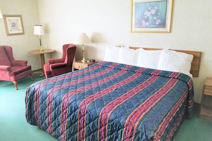 Deluxe Single Queen Bed Accessible (5 of 17)