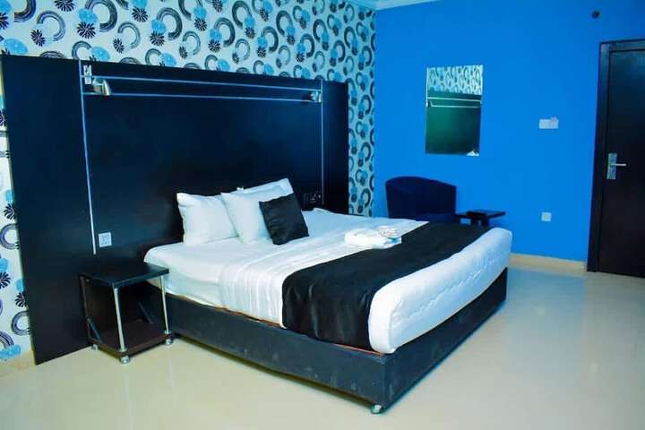 Room 4 of 11