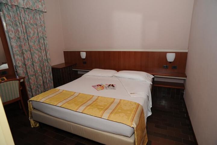 Room 14 of 22