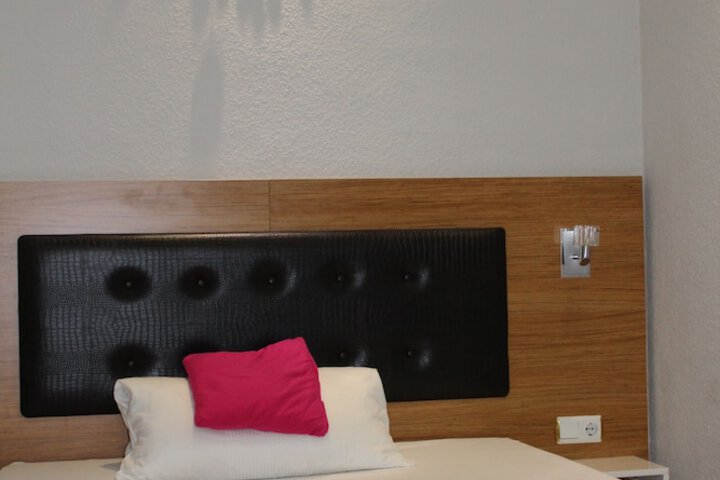 Room 2 of 36