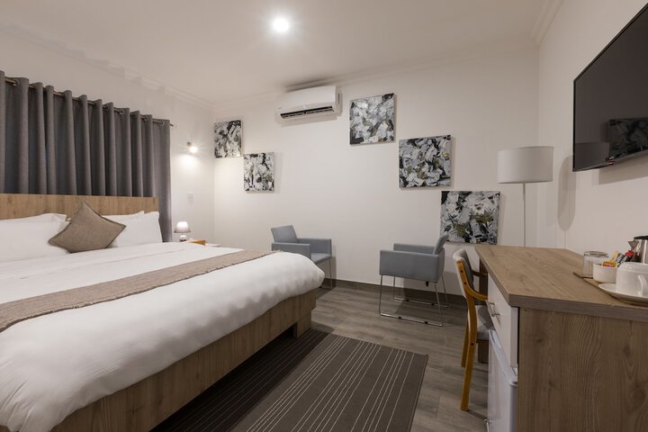 Room 3 of 90