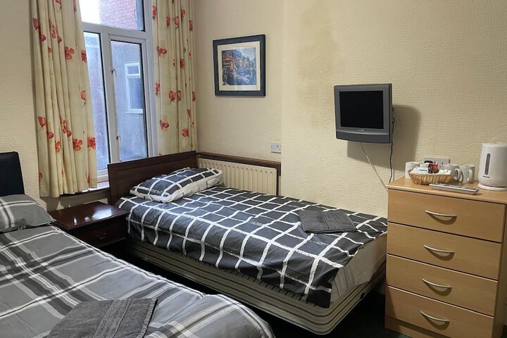 Room 6 of 12