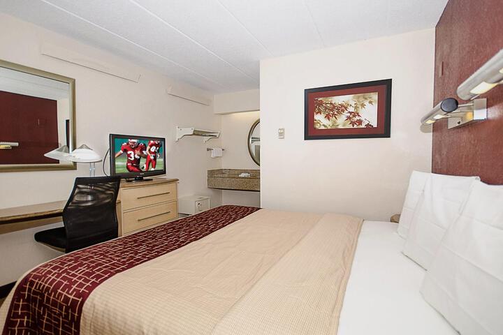 Deluxe King Bed Accessible (6 of 23)