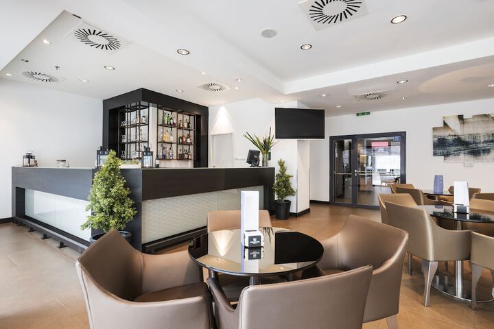 Lounge 57 of 76